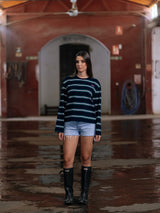 Modelo con prenda de rayas azul marino de la colección Back to Class de Rilotta