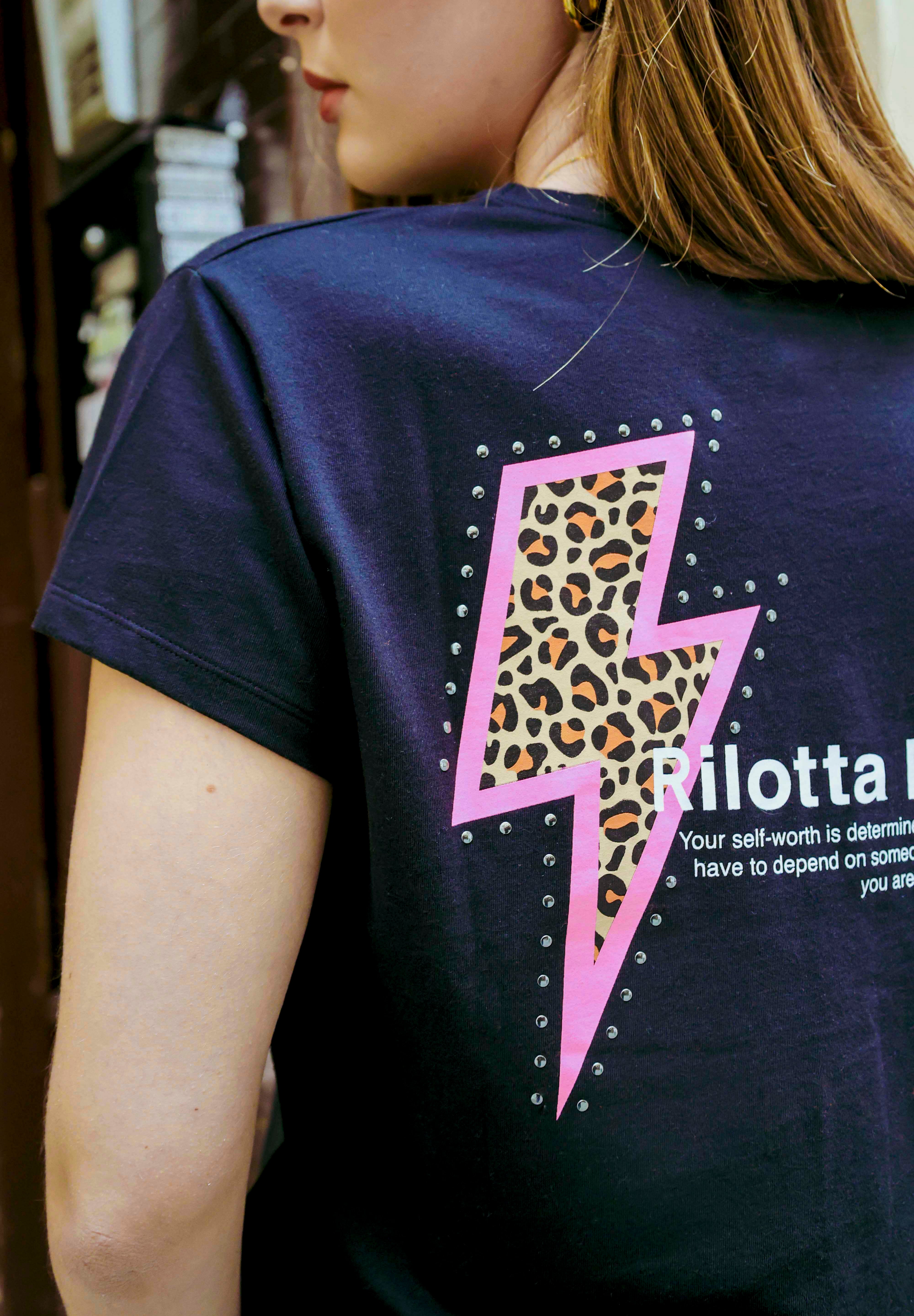 CAMISETA RAYO LEOPARDO Y TACHAS NEGRA