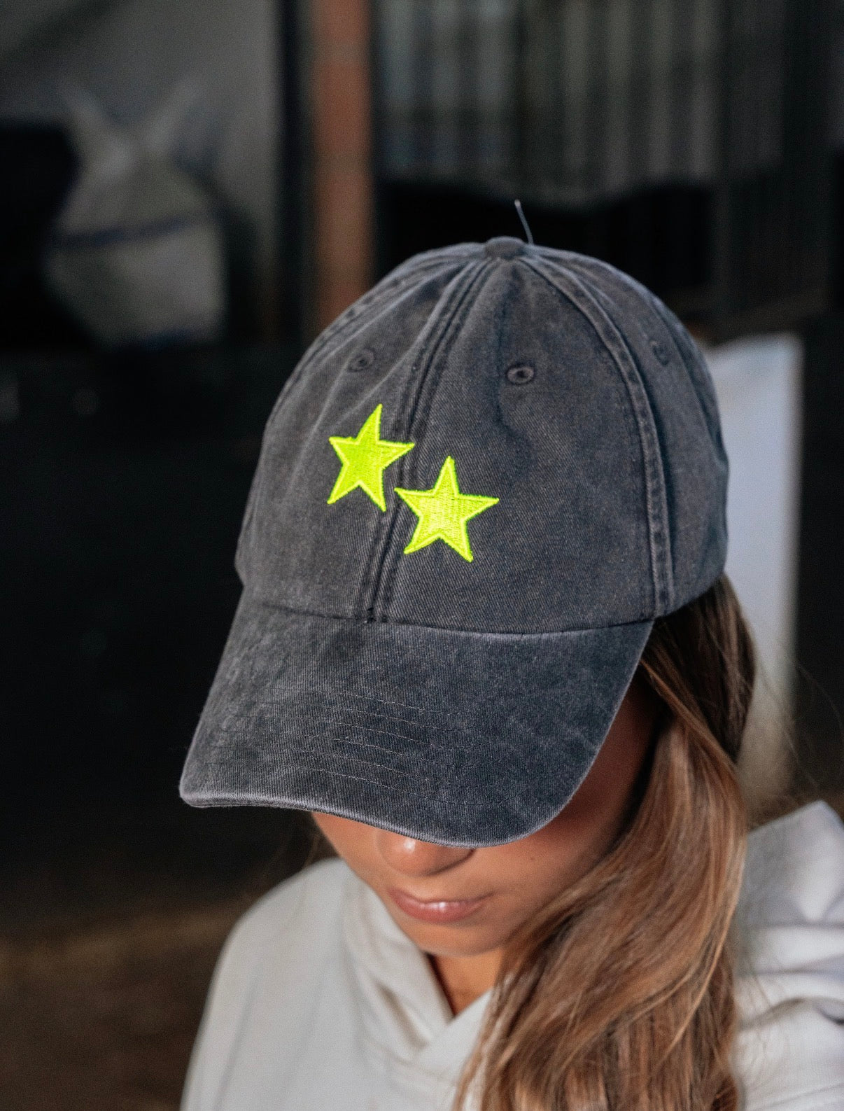 GORRA GRIS 2 ESTRELLAS AMARILLO FLÚOR