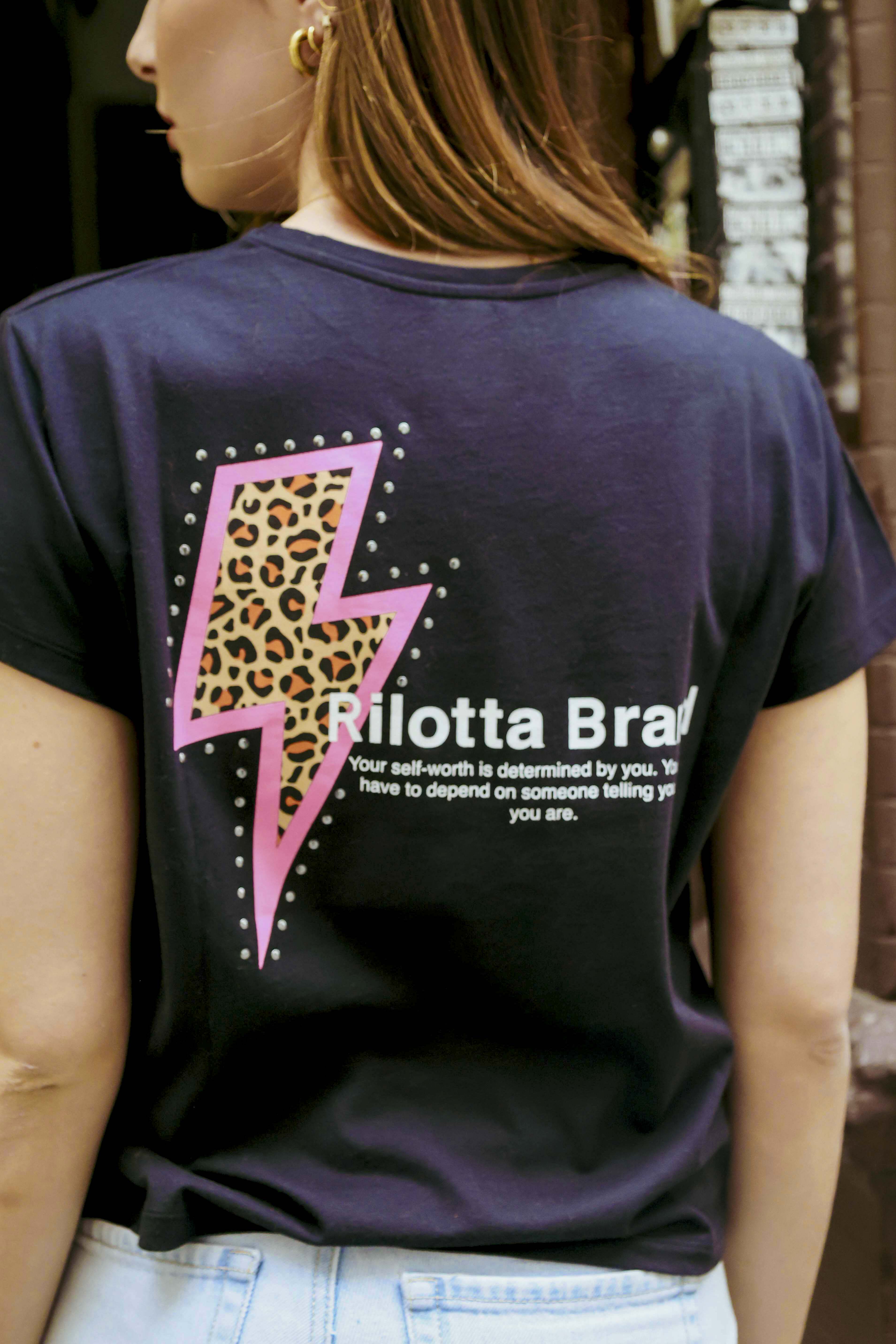 CAMISETA RAYO LEOPARDO Y TACHAS NEGRA