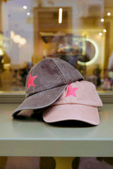 GORRA MARRÓN MEDIA ESTRELLA ROSA FLÚOR