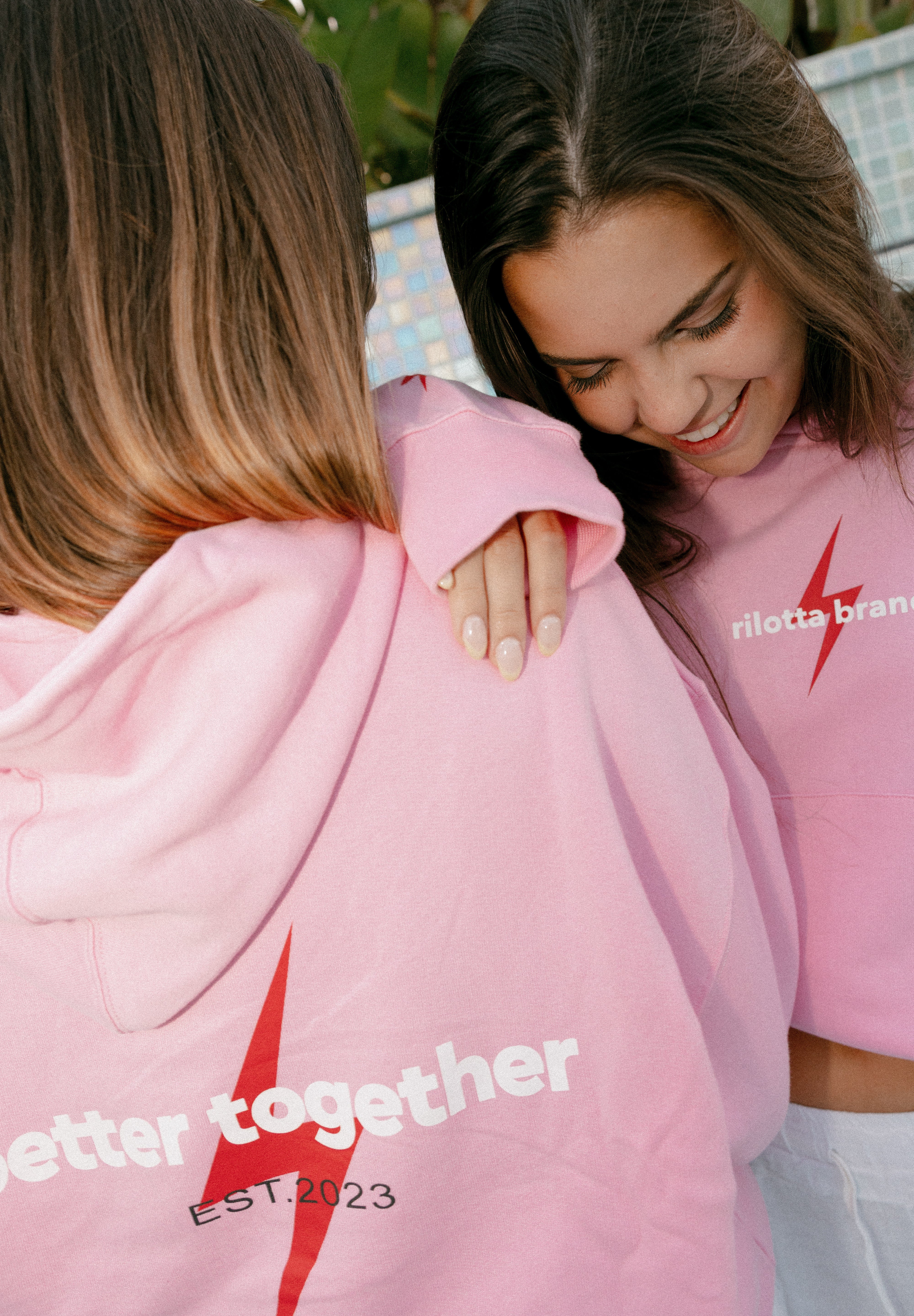 HOODIE ROSA BETTER TOGETHER LOGO ROJO