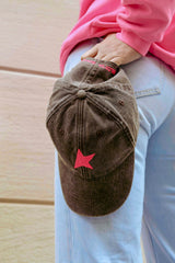 GORRA MARRÓN MEDIA ESTRELLA ROSA FLÚOR