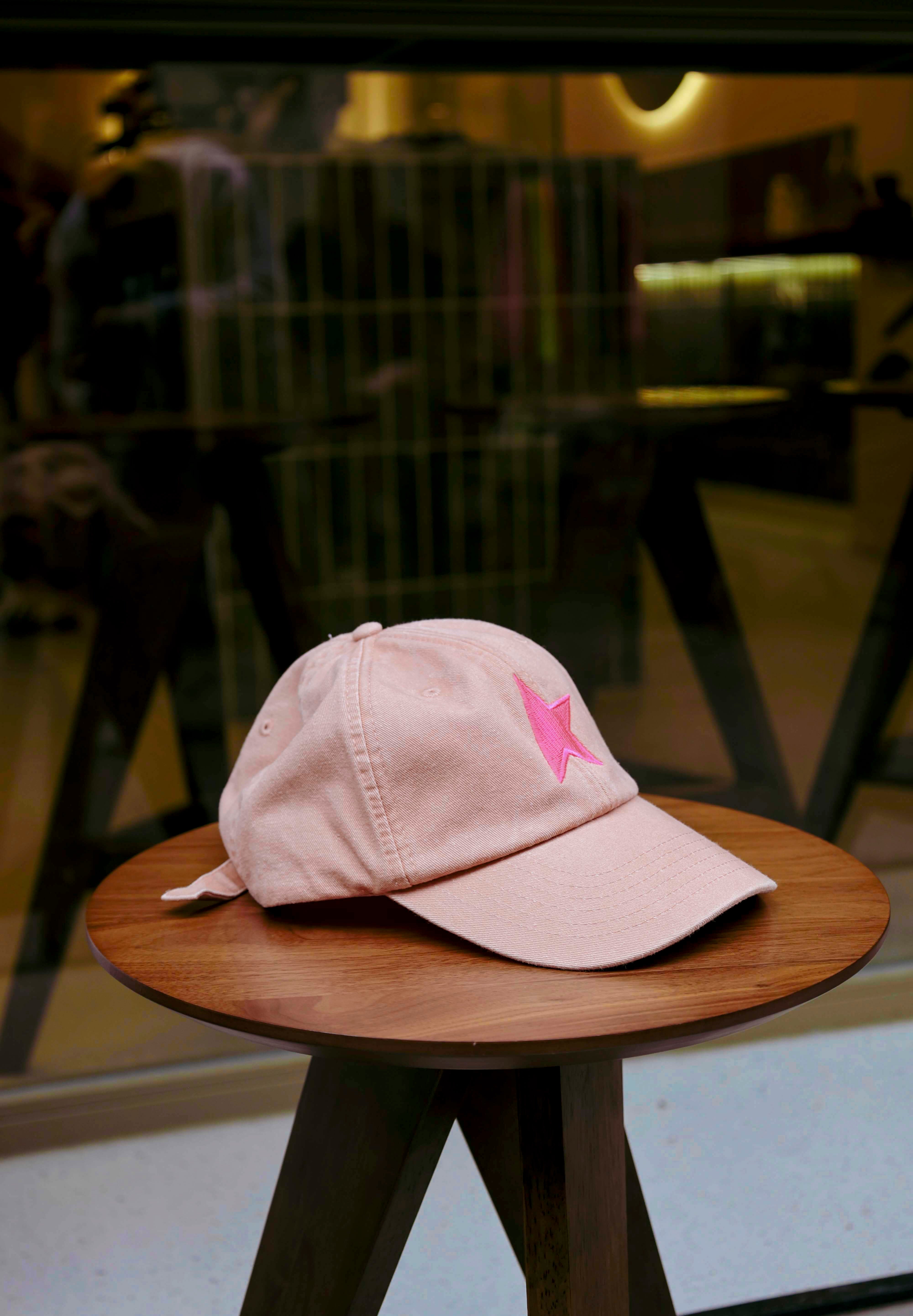 GORRA MELOCOTÓN MEDIA ESTRELLA ROSA FLÚOR