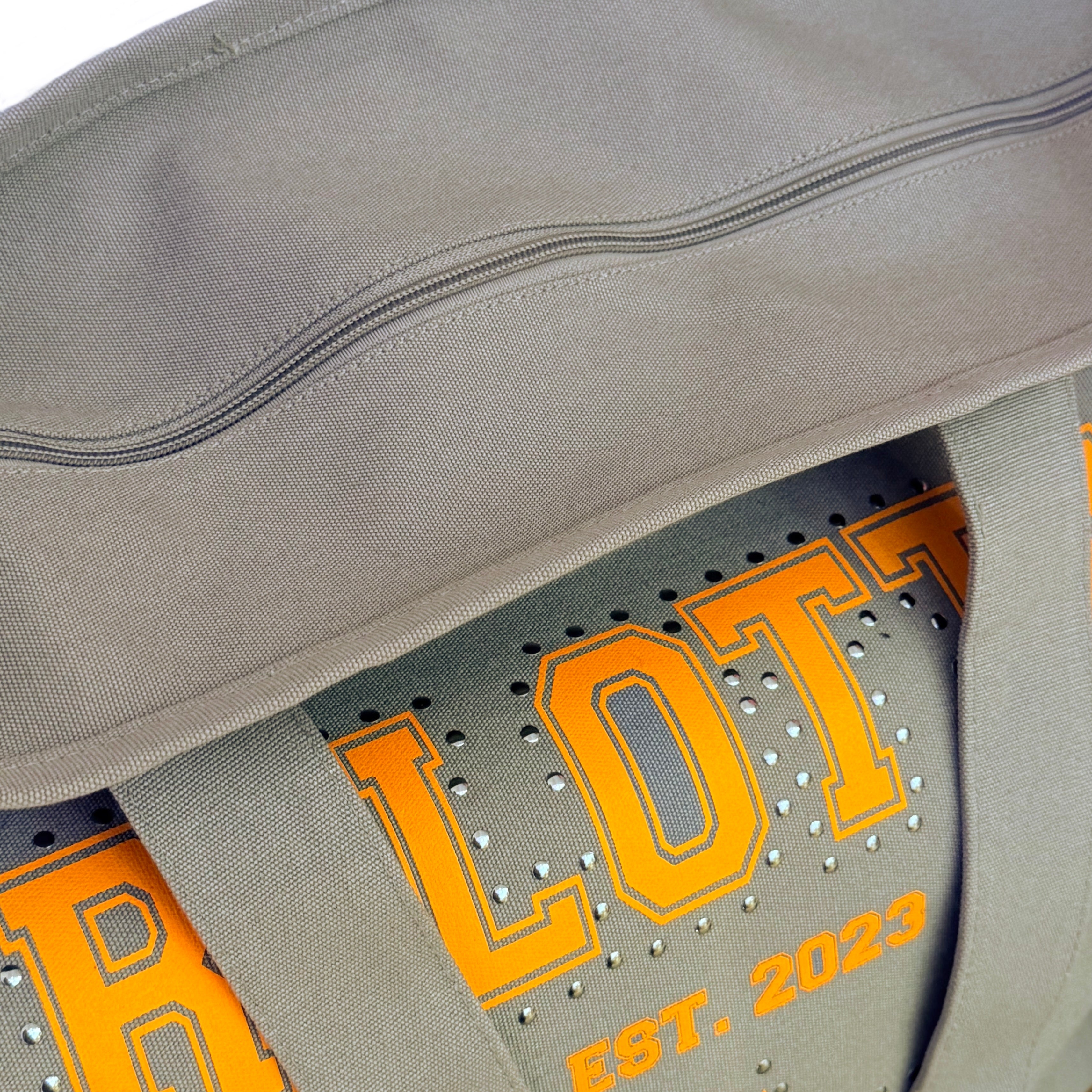 BOLSO PLAYA CREMALLERA MARRÓN TACHAS