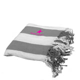 TOALLA PLAYA XXL GRIS LOGO ROSA FLUOR
