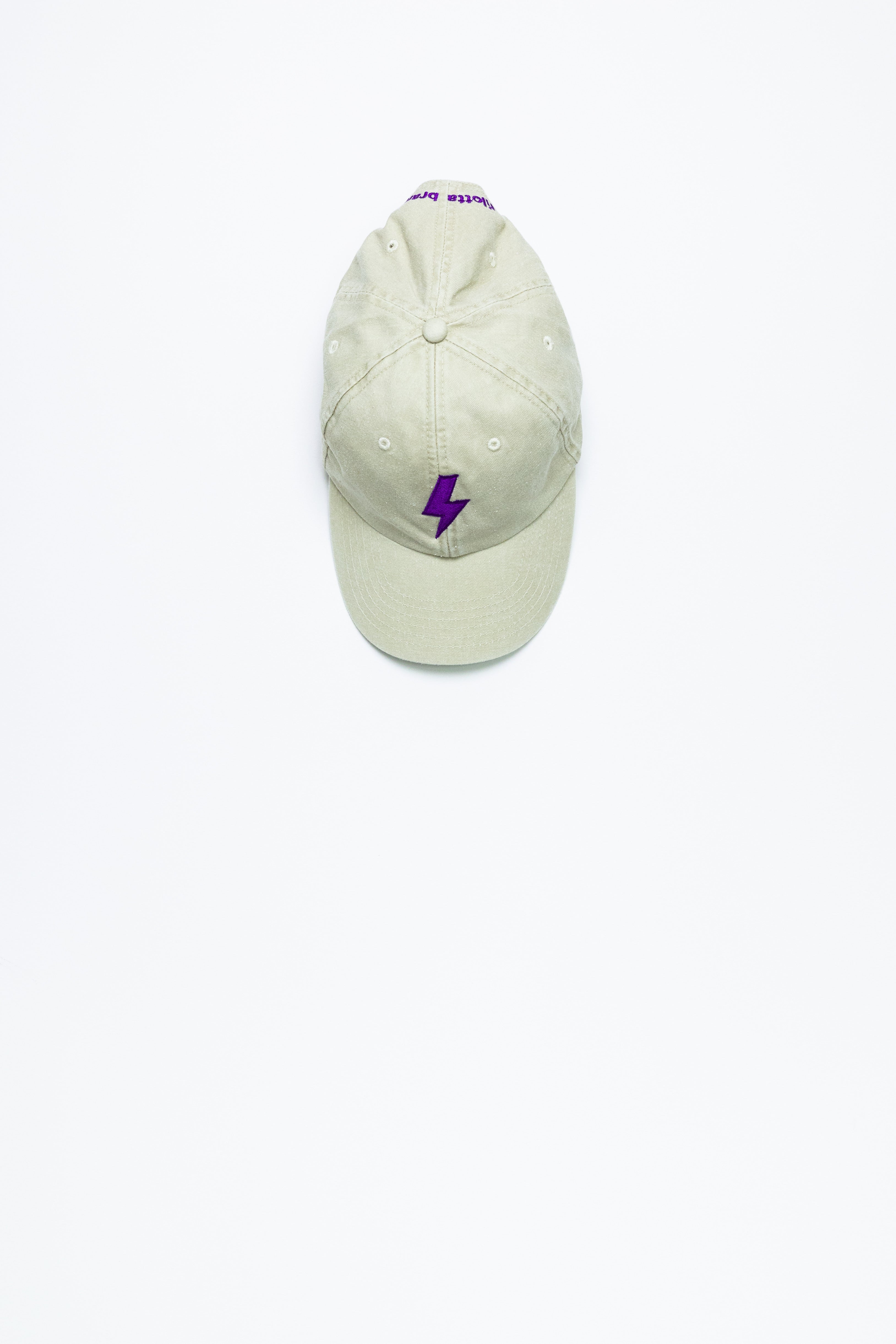 Gorra beige rayo morado