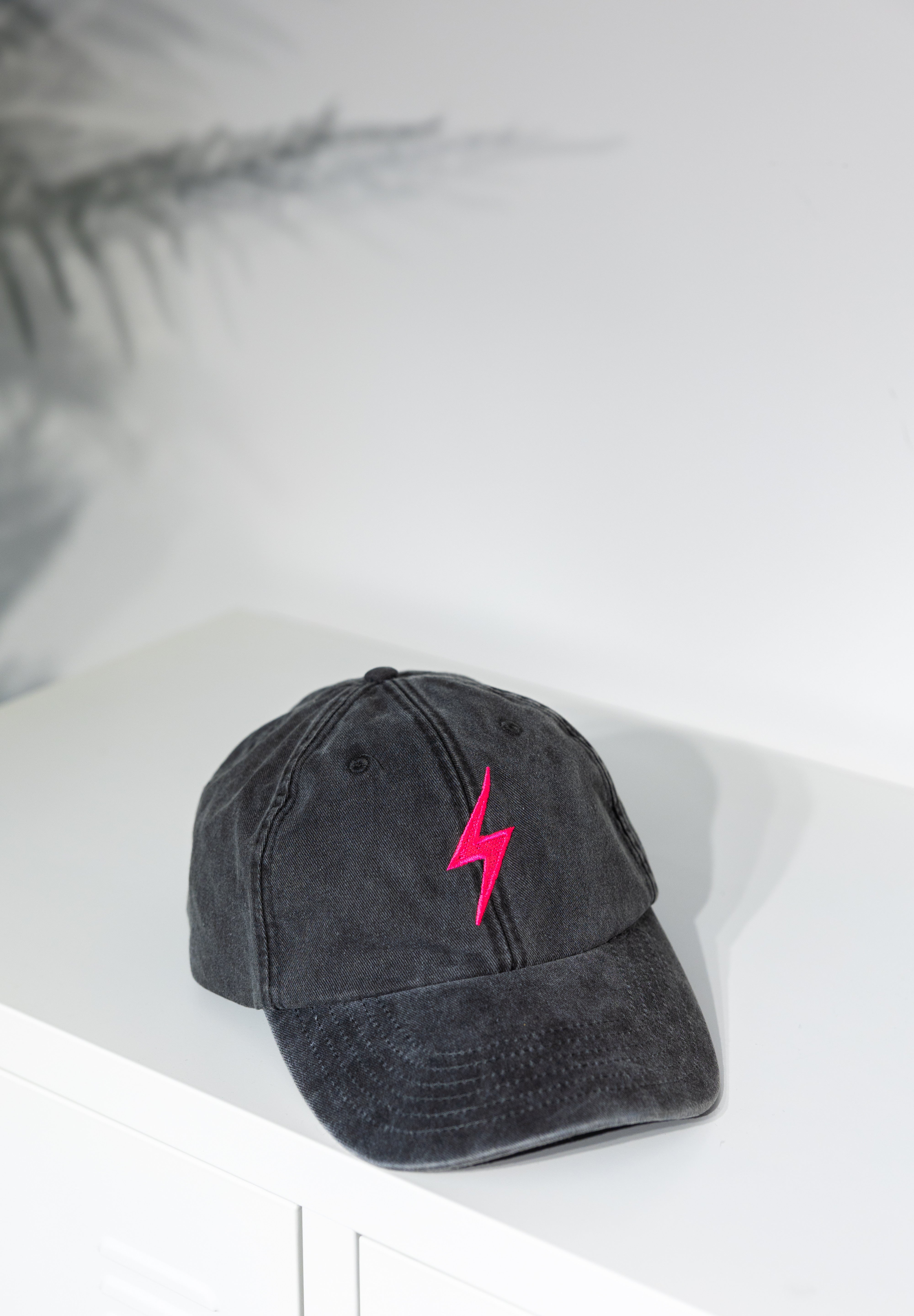 Gorra negra rayo Rosa
