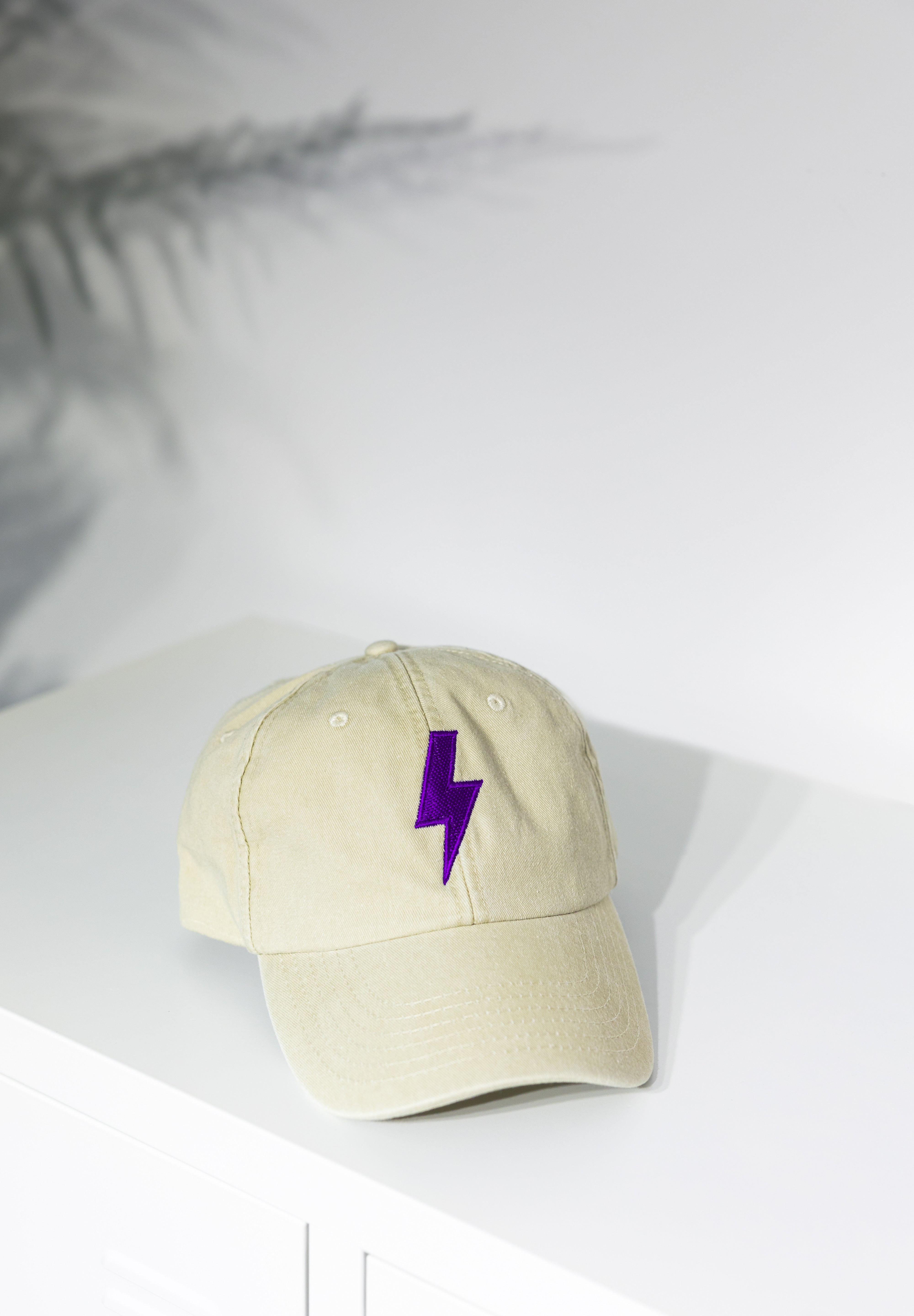 Gorra beige rayo morado