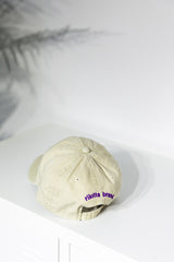 Gorra beige rayo morado
