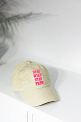 Gorra beige stay wild Rosa flúor