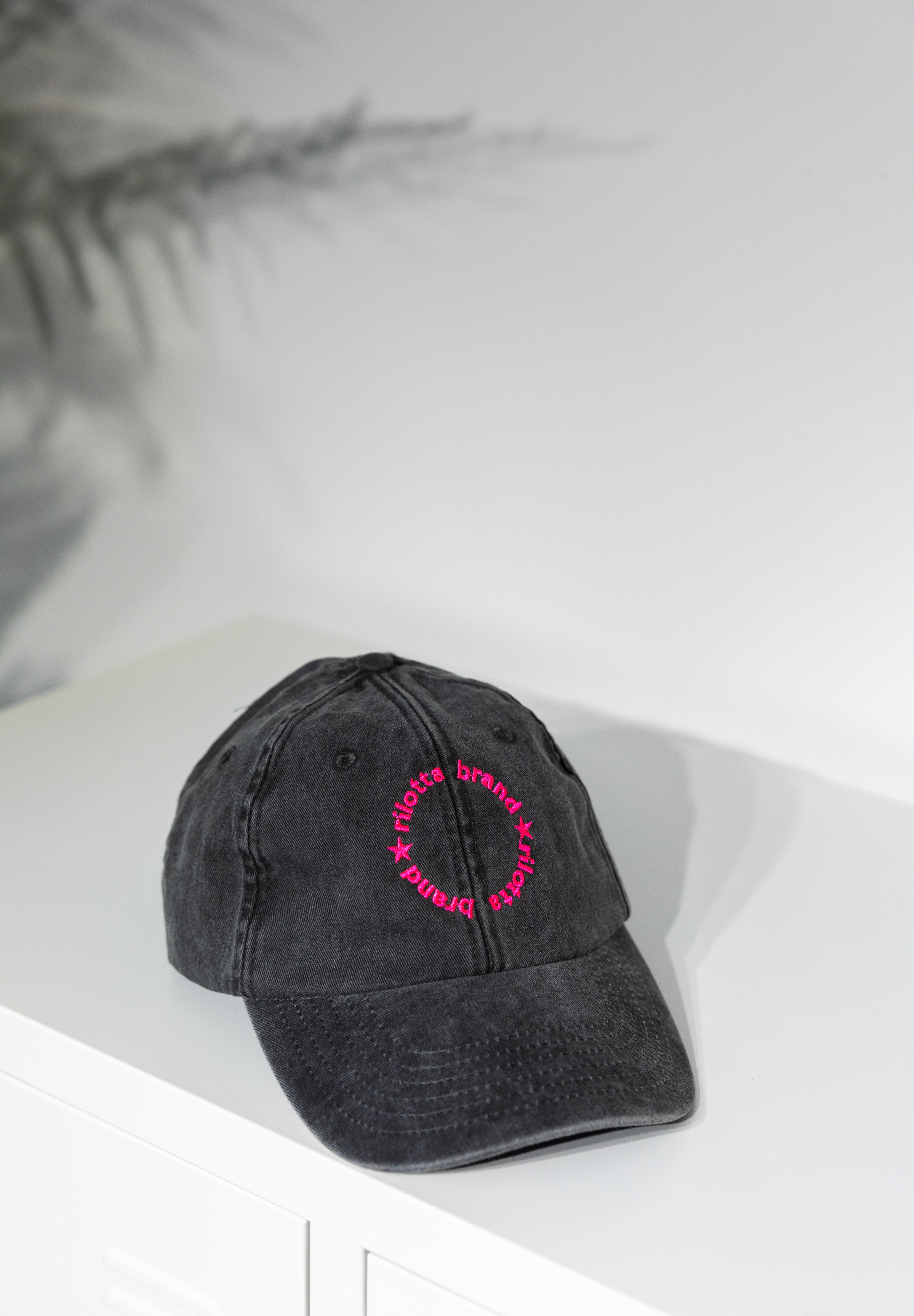 Gorra negra Rilotta Brand círculo rosa fluor