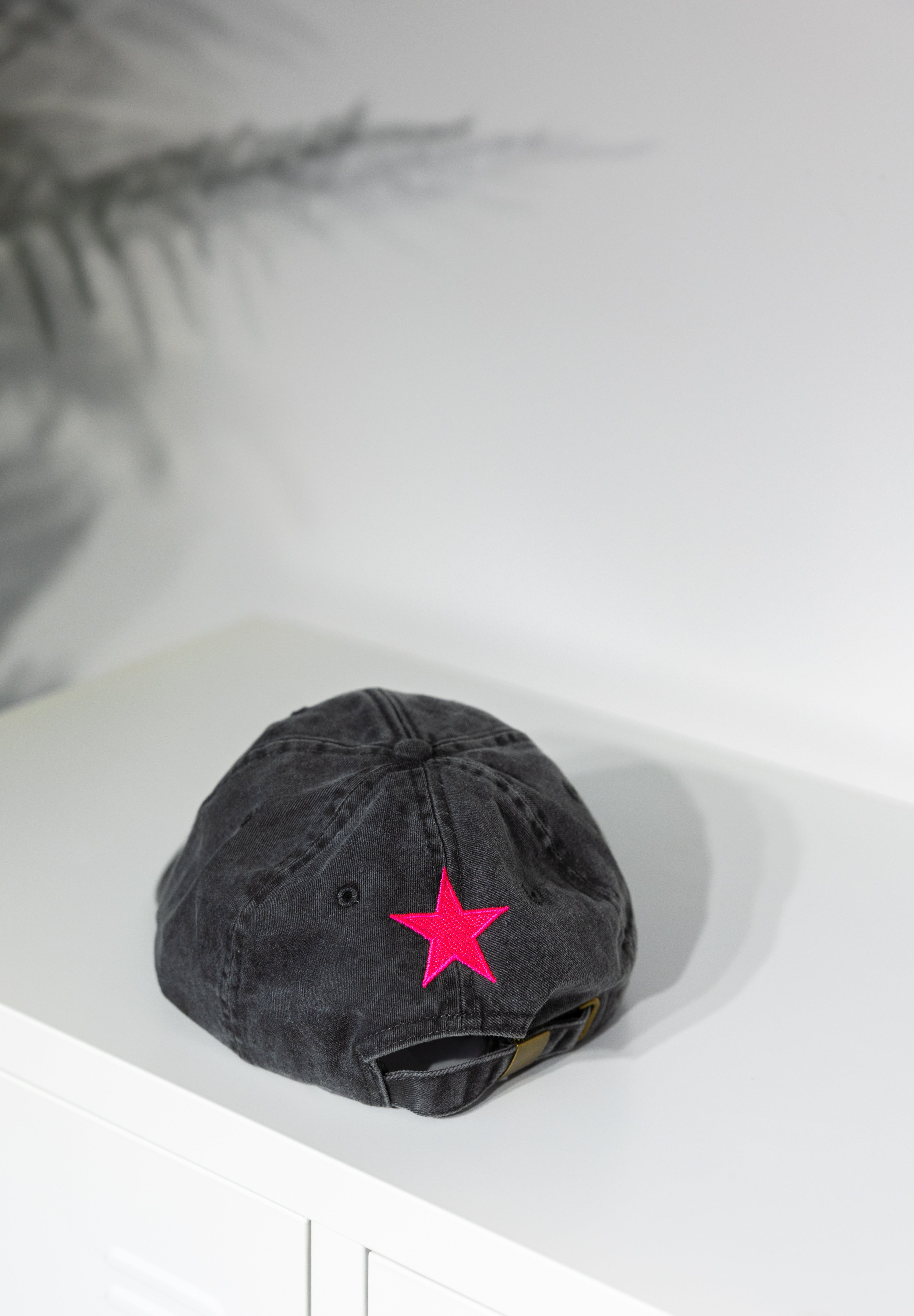Gorra negra Rilotta Brand círculo rosa fluor