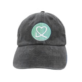GORRA GRIS OSCURO PARCHE CORAZÓN VERDE AGUA
